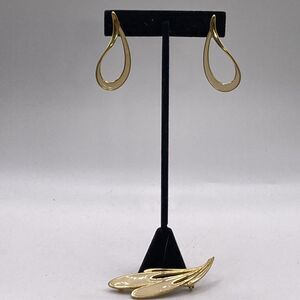 Gold Tone Cream Enamel Brooch & Pierced Earrings Set Vintage Classy Elegant MCM